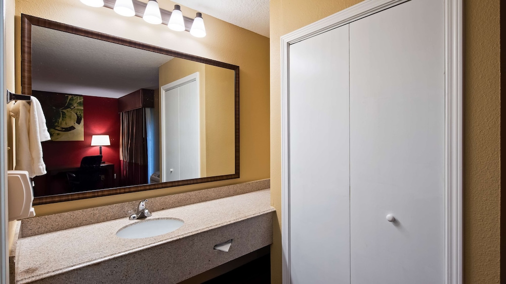 Standard Room, 1 King Bed, Accessible, Bathtub - Photo 2