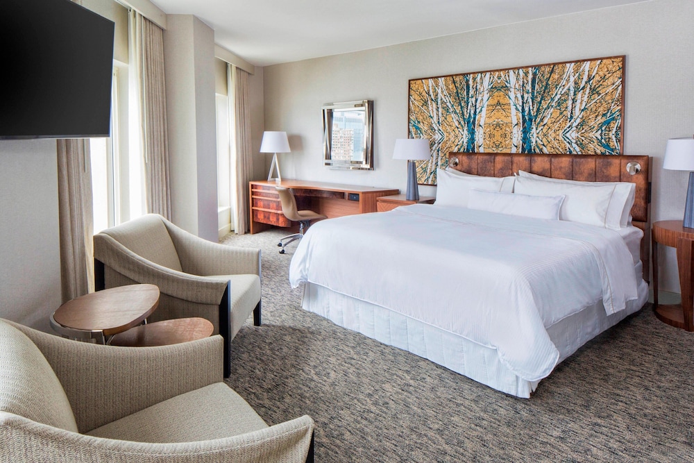 Premium Room, 1 King Bed, Corner - Photo 1