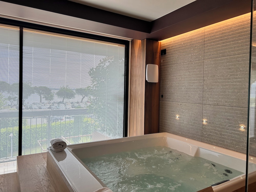 Junior Suite, Hot Tub, Partial Lake View - Photo 9