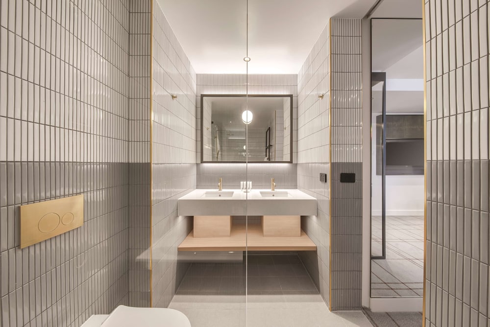 Executive Suite, City View thumbnail 5