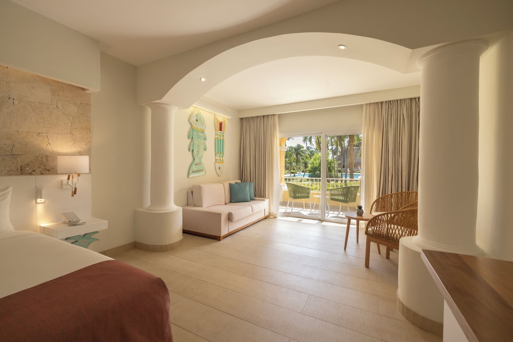 Suite, Pool View