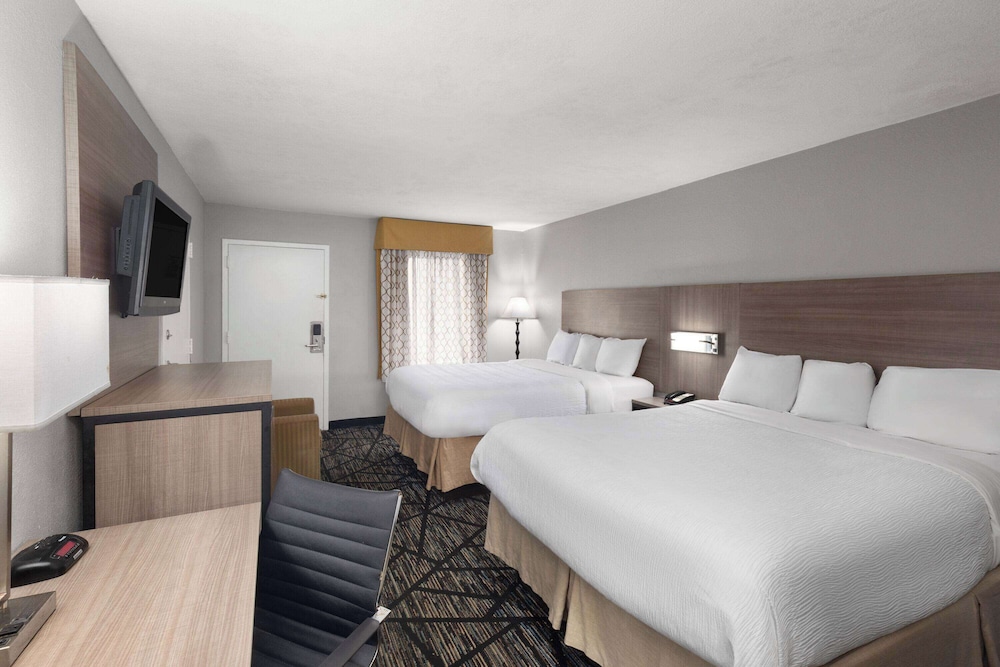 Standard Room, 2 Queen Beds - Photo 1