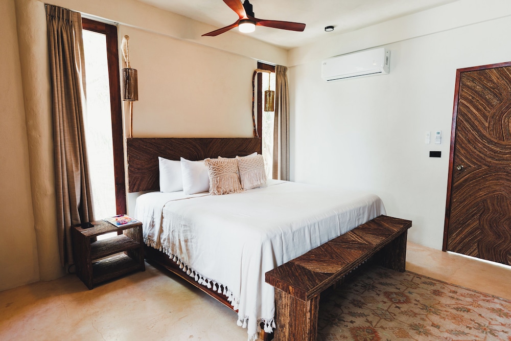 Honeymoon Room, 1 King Bed, Partial Ocean View, Beachside