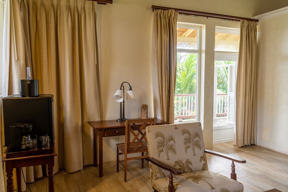 Junior Studio Suite, 1 King Bed, Ocean View photo 2