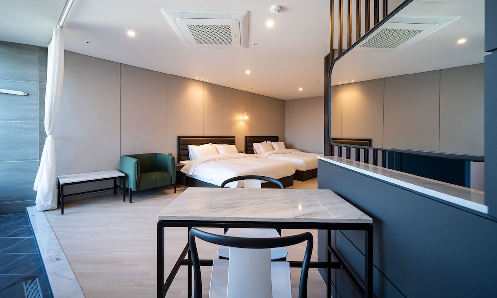 Suite - Photo 9