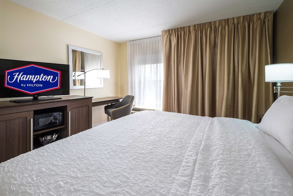 Room, 1 King Bed, Refrigerator - Photo 2