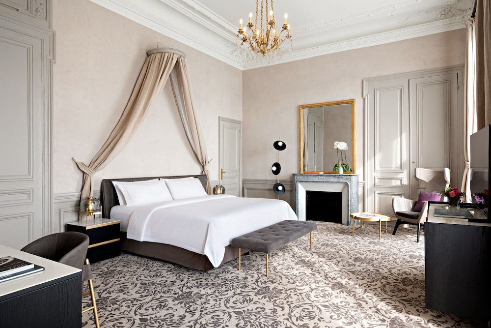 Royal Tower Suite with One King Bed (Non Smoking) photo 2