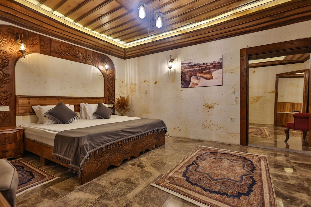 Superior King Suite (Jacuzzi) - Photo 6