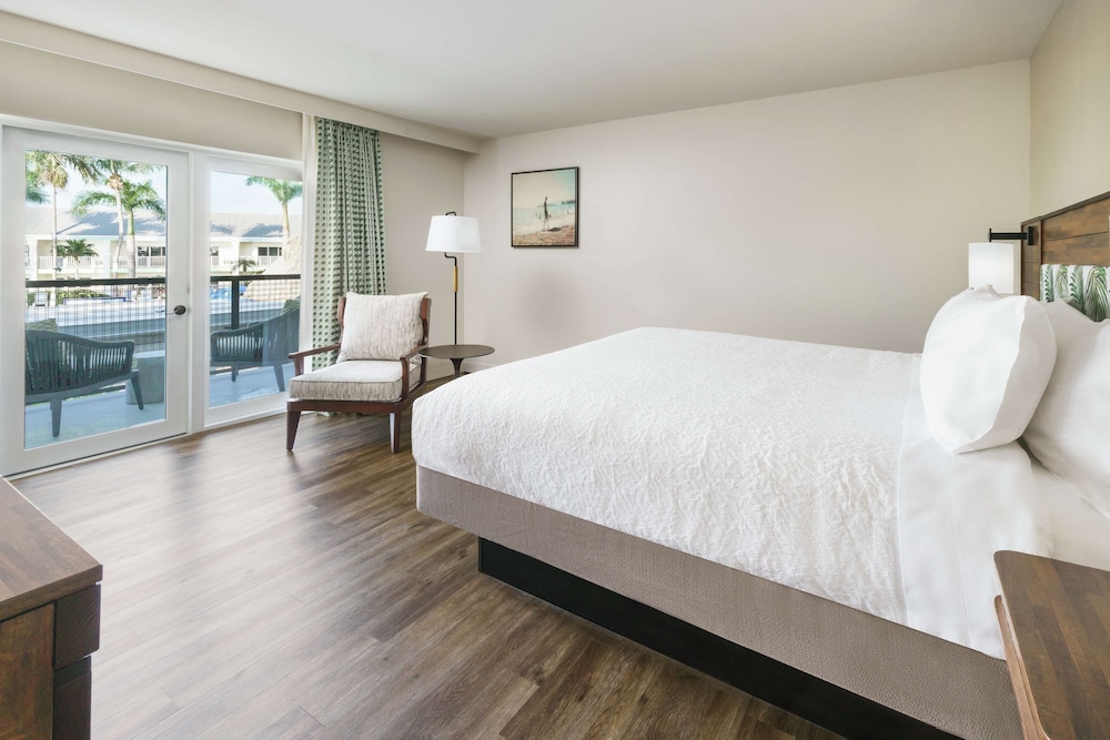 Studio, 1 King Bed, Partial Ocean View
