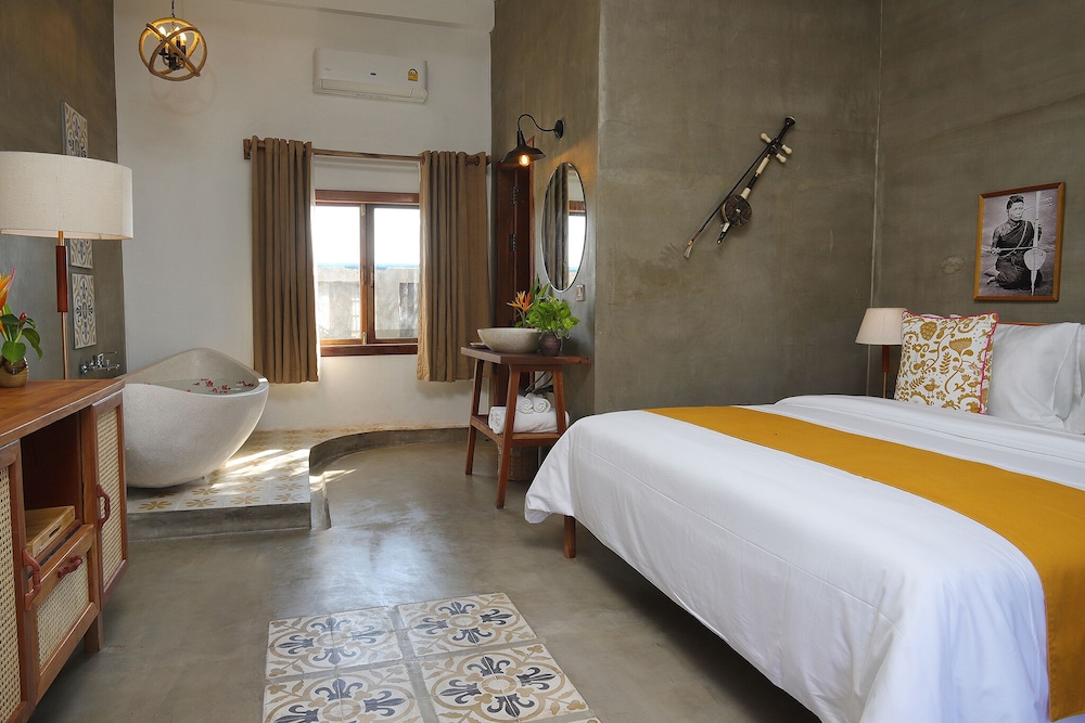 Deluxe Room with Two Double Beds - Photo 17