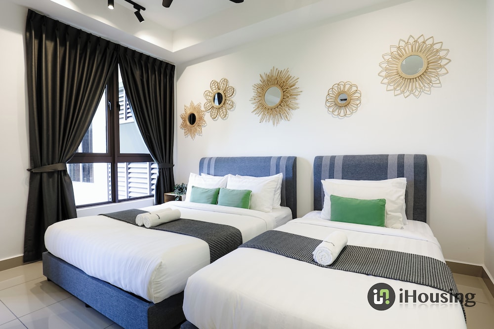 Classic Studio Suite, Multiple Beds, Pool Access, City View photo 2