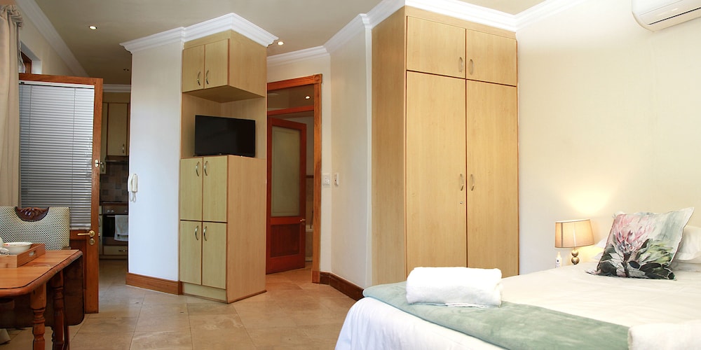 Traditional Studio, Kitchen