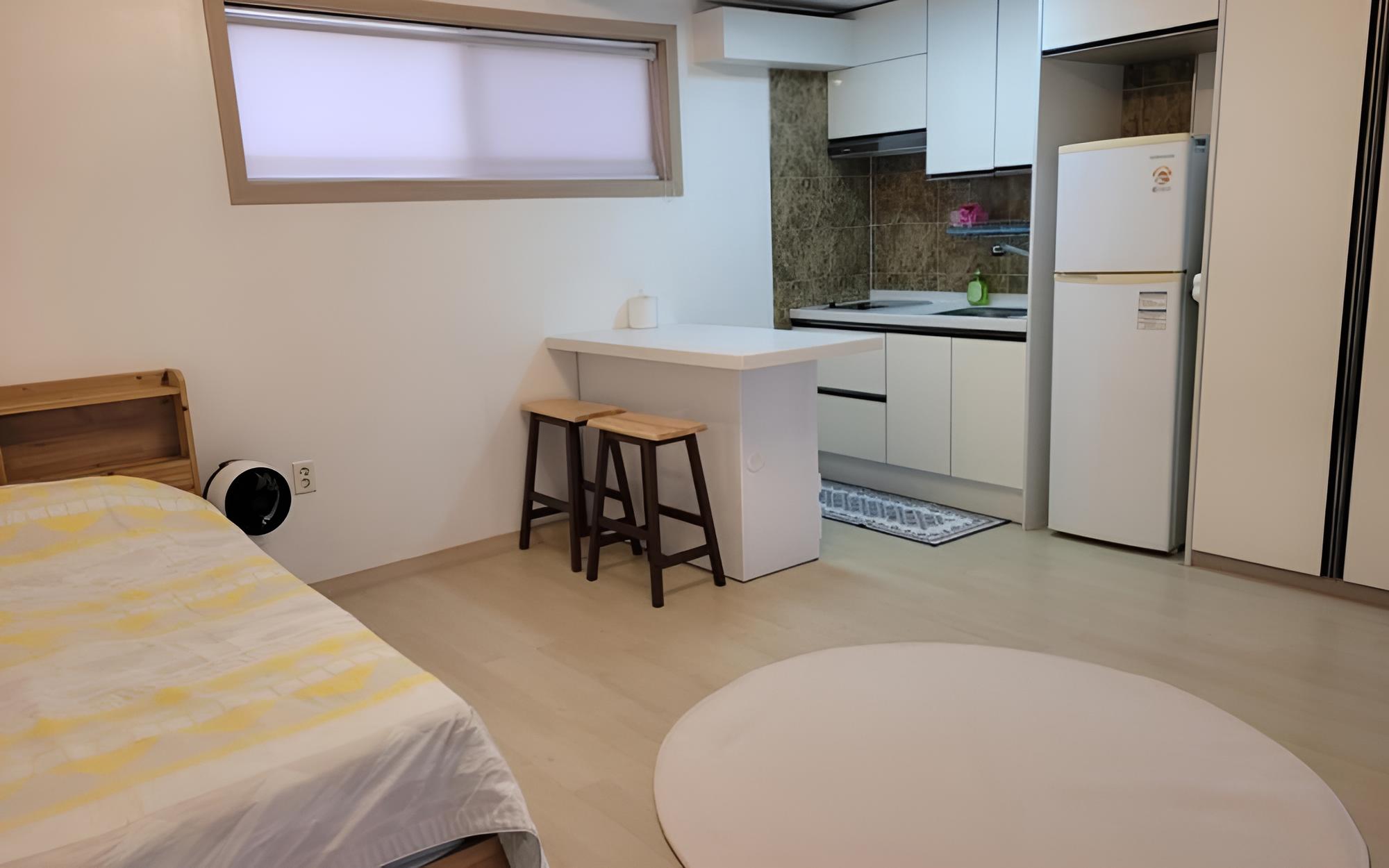 Room (Room 103)