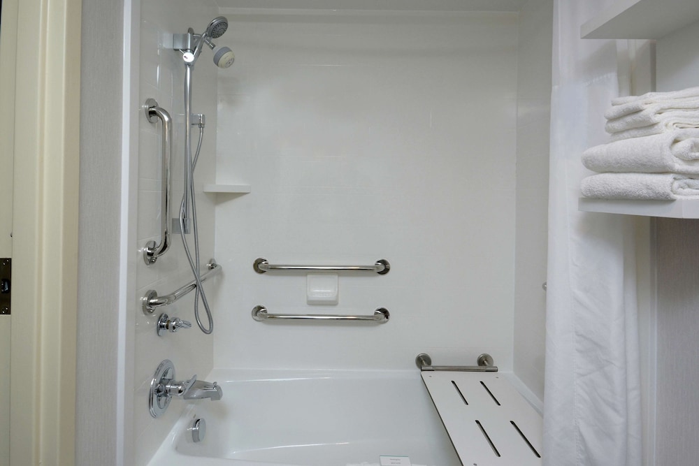 Room, 1 King Bed, Accessible, Refrigerator & Microwave (Bathtub) - Photo 5