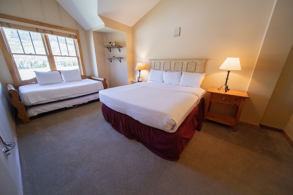 Premium Condo, 2 Bedrooms, Balcony, Mountain View (Buffalo Lodge 8413)