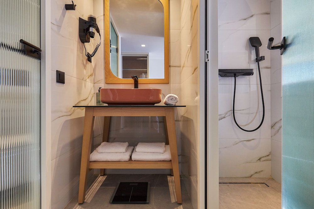 Standard Double Room, Sea View thumbnail 6
