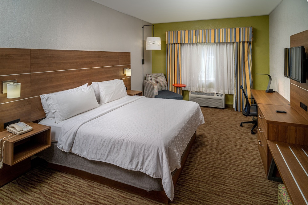 Suite, 1 King Bed, Accessible (Communications, Accessible Tub) photo 3