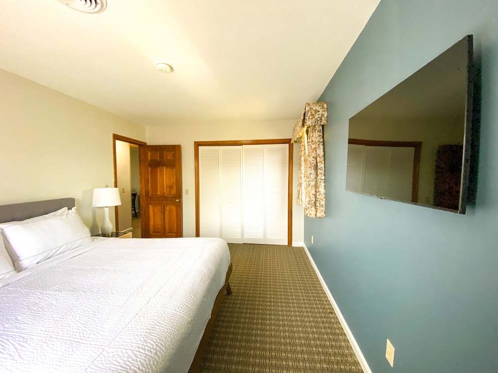 Deluxe King Interior Suite- NO PETS ALLOWED