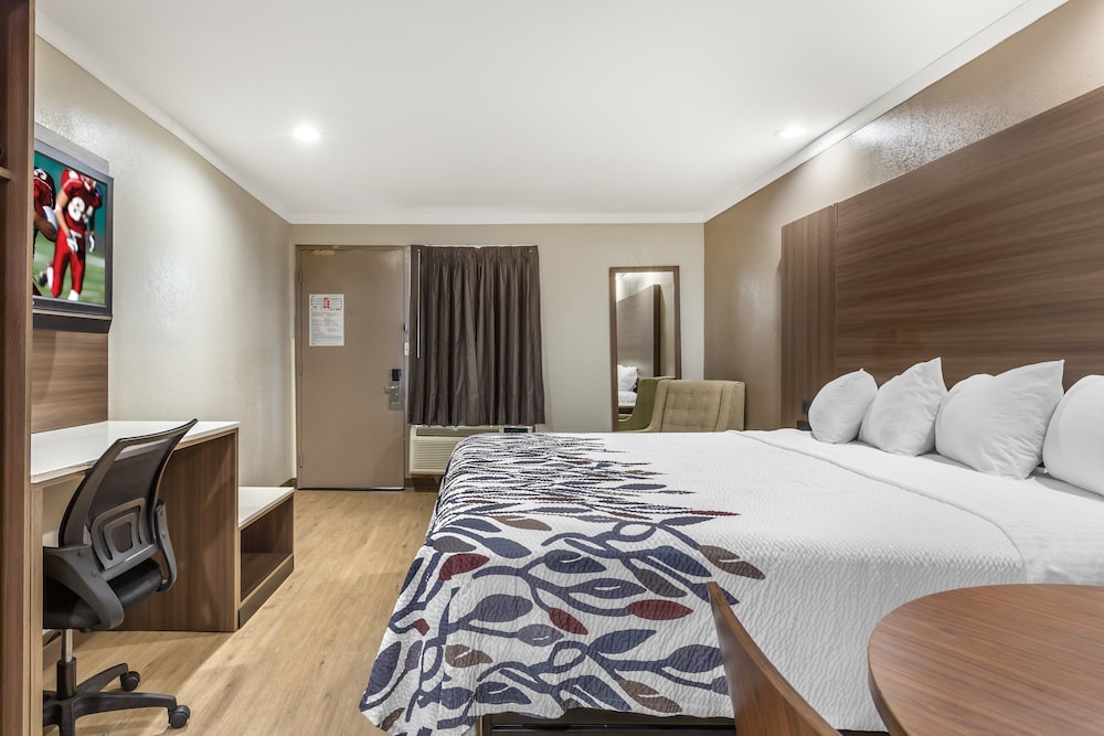 Deluxe Room, 1 King Bed, Non Smoking, Kitchen - Photo 4