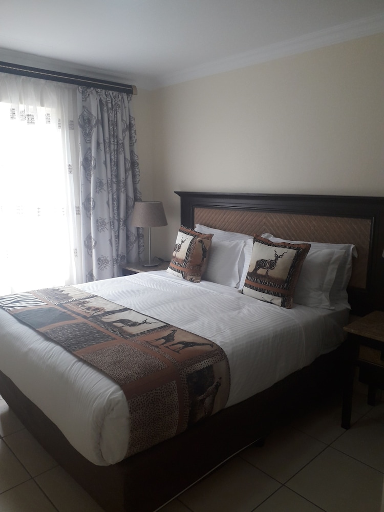 Standard Room, 1 Queen Bed, Shared Bathroom photo 1
