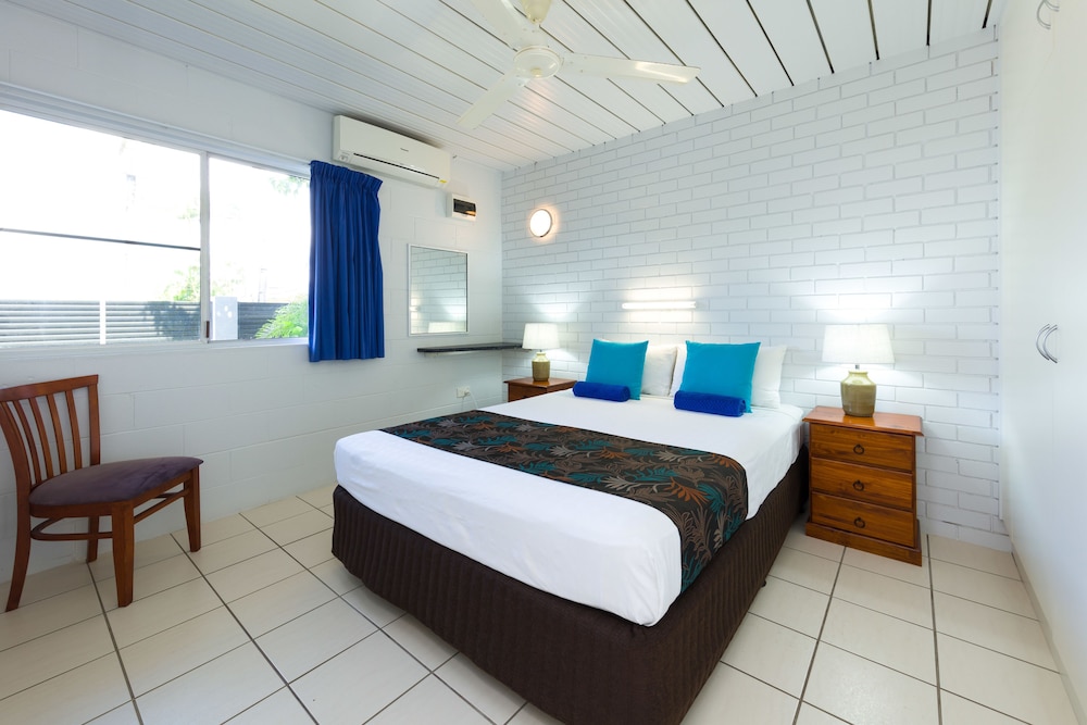 Standard Suite, 1 Queen Bed, Pool View, Poolside photo 2