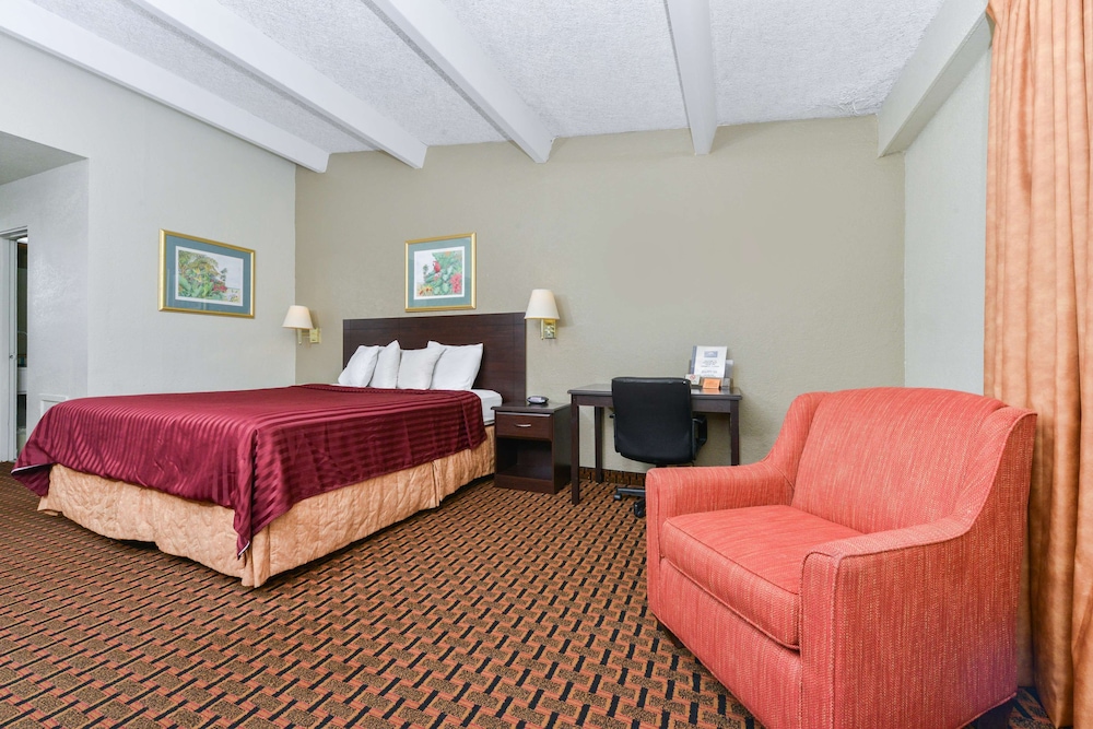 Room, 1 King Bed, Non Smoking, Balcony - Photo 2