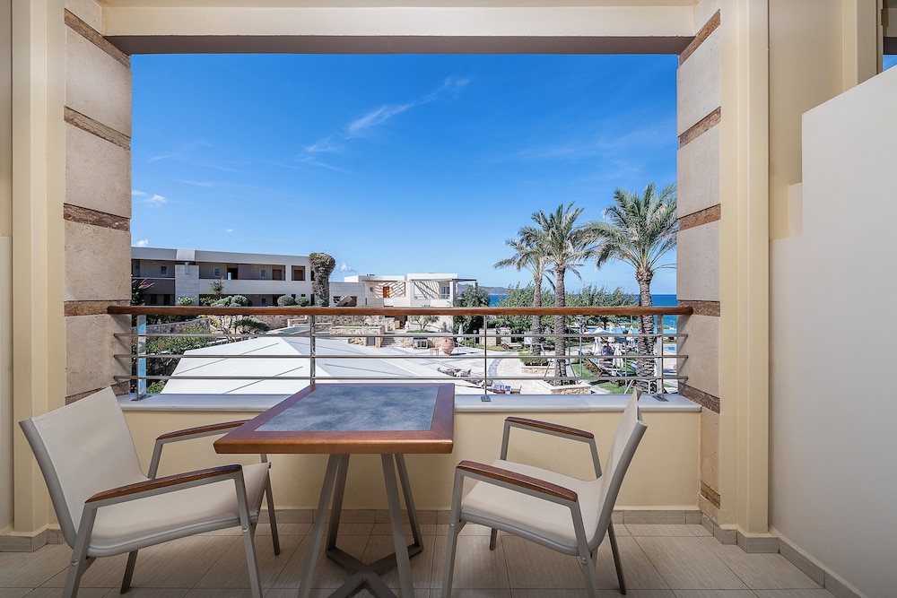 Sea View Suite - Photo 19