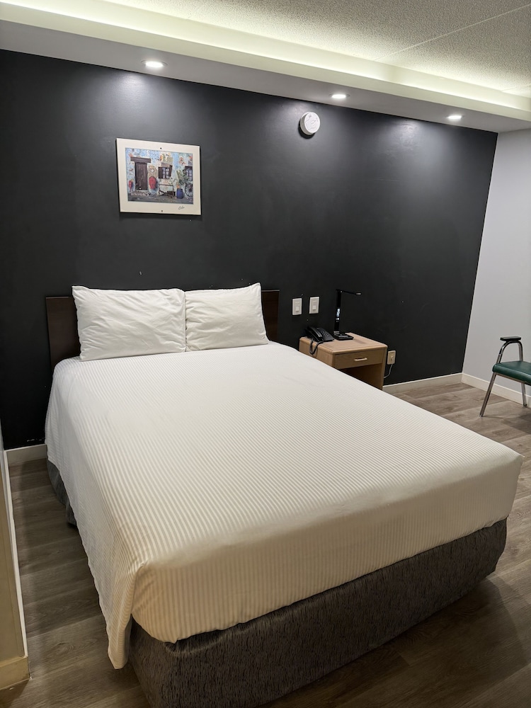 Room, 1 Queen Bed, Non Smoking, Pool View