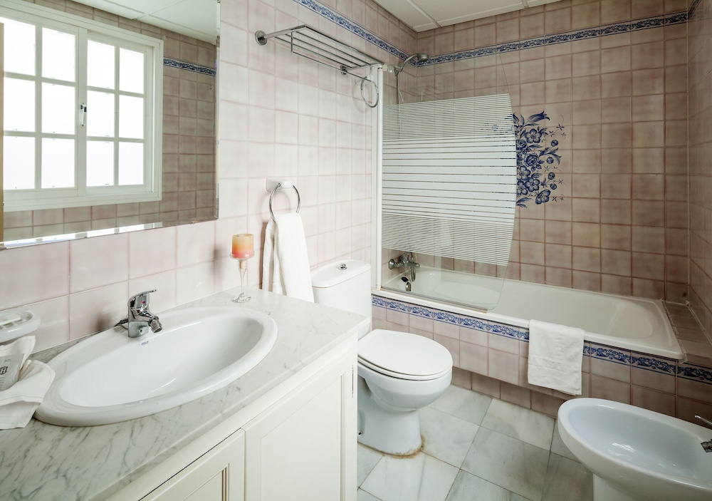Double or Twin Room - Photo 4