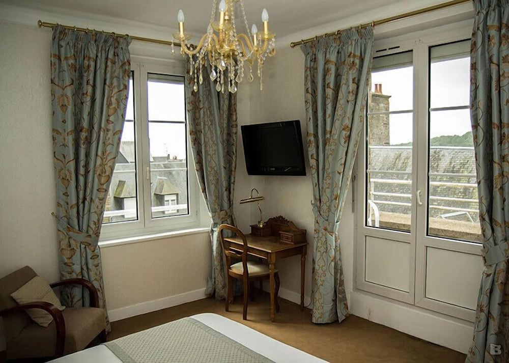 Family Room, Connecting Rooms