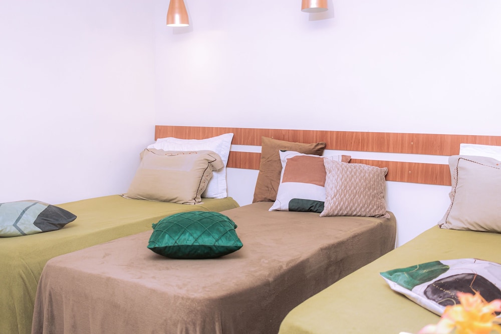 Room, 3 Twin Beds, Private Bathroom photo 1