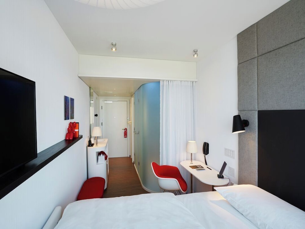 Premium Room, 1 King Bed (View) - Photo 9