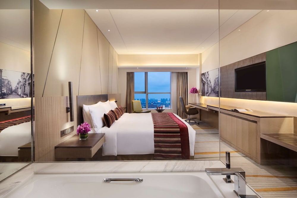Deluxe Room thumbnail 5