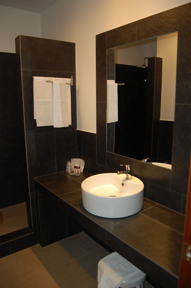 Double or Twin Room - Photo 9