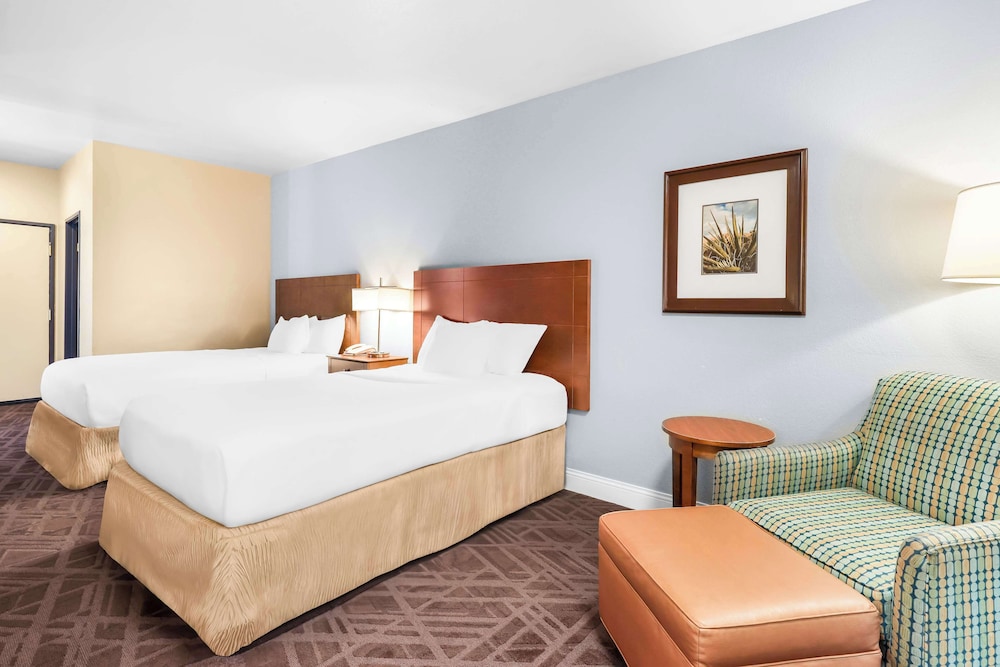 Standard Room, 2 Double Beds, Accessible, Bathtub photo 2