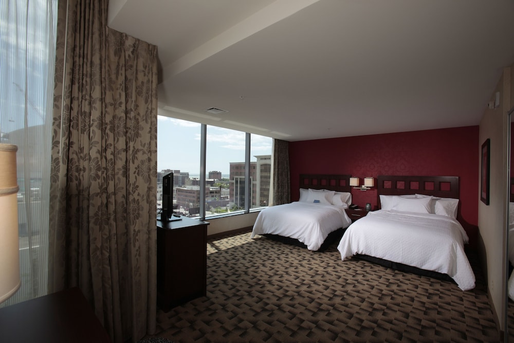 Executive Suite, Corner (2 Queens Beds, 1 Sofa Bed) - Photo 2