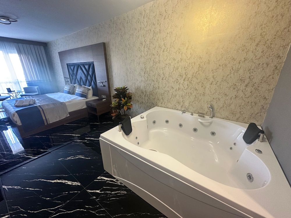 Standard Double Room Single Use, 1 Queen Bed photo 1