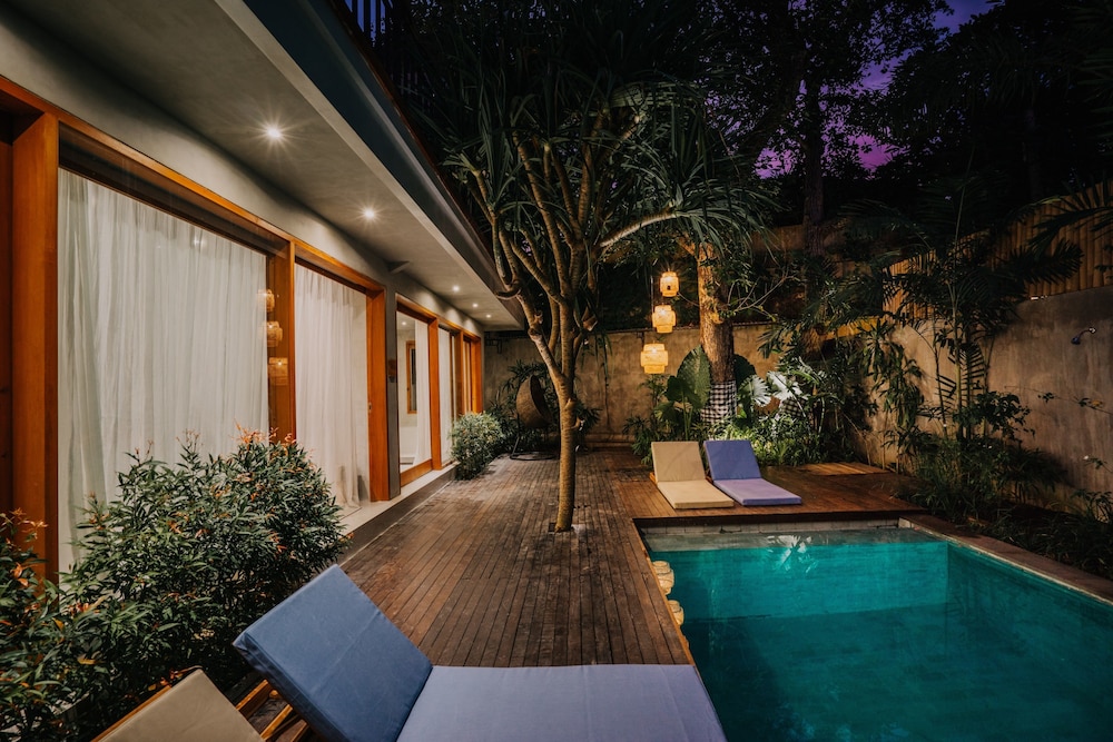 Deluxe Teak Pool Access thumbnail 6