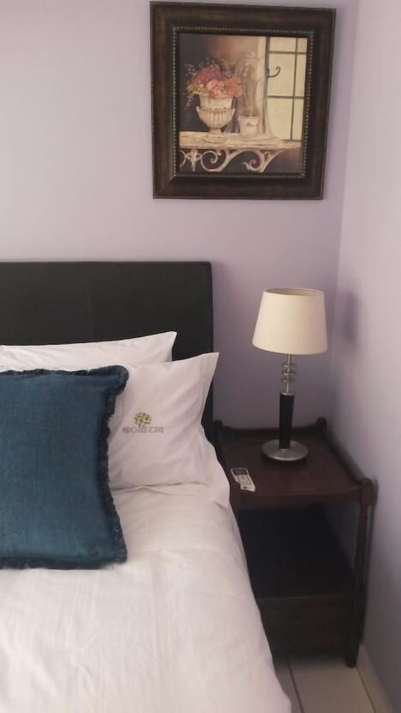 Standard Room, 1 Queen Bed photo 2