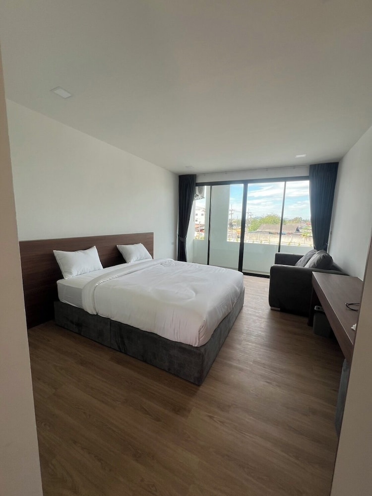Basic Room, 1 King Bed, Non Smoking photo 3