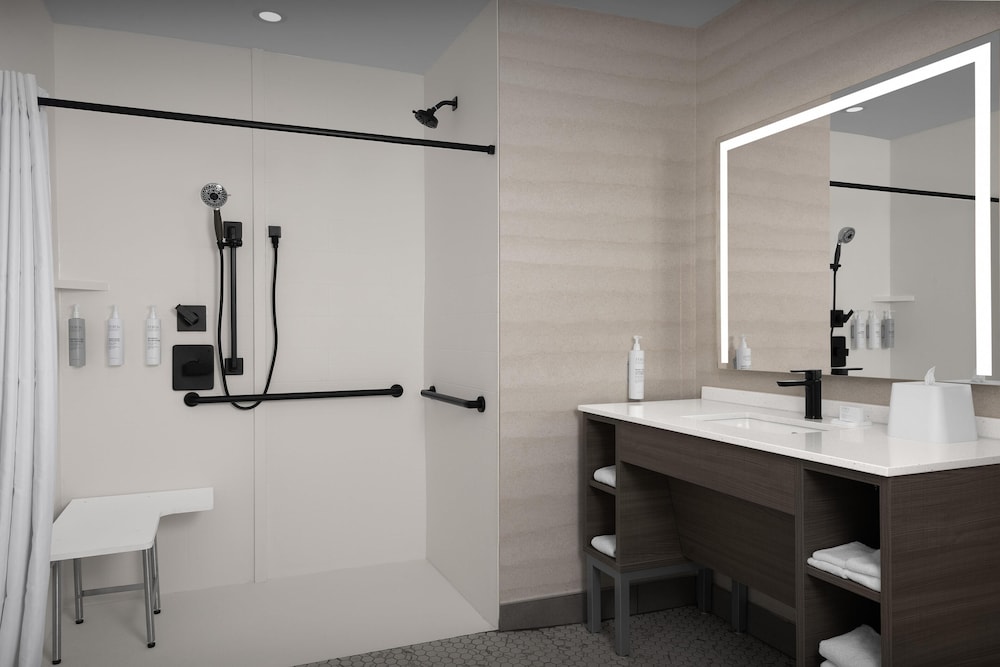 Suite, 1 King Bed, Accessible