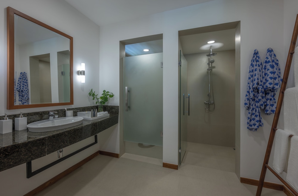 Sunset Suite with 1 Night Yacht Experience photo 3