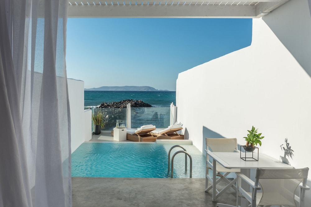 Island Suite Seafront with Private Heated Pool and Beach Access