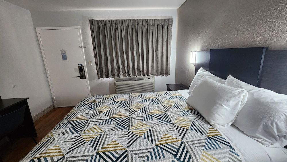 Deluxe Room, 1 Queen Bed, Non Smoking, Refrigerator & Microwave photo 2