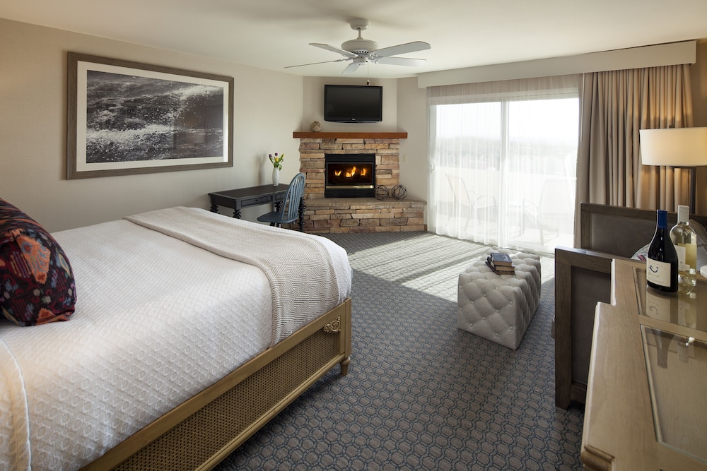 Deluxe Room, 1 King Bed, Fireplace - Photo 2