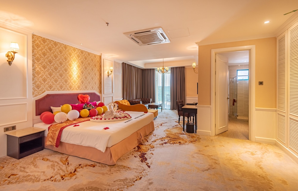 Deluxe king with jacuzzi photo 3