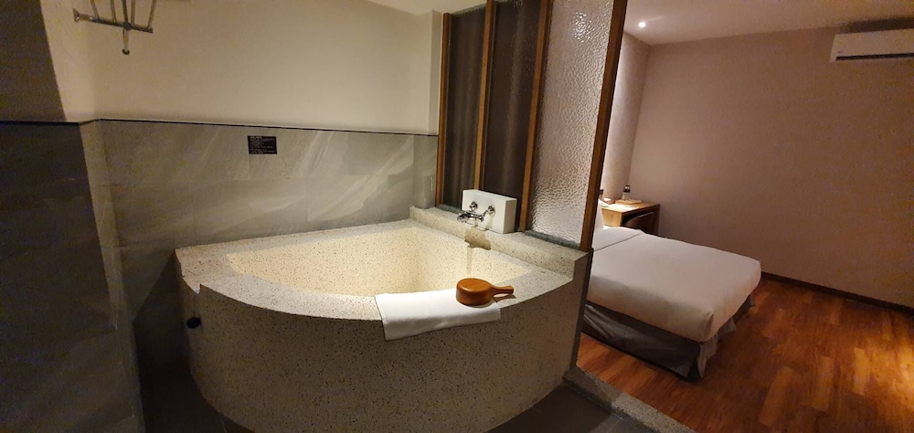 Large Double Room Without Window photo 3