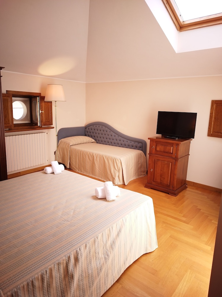 Family Quadruple Room photo 2