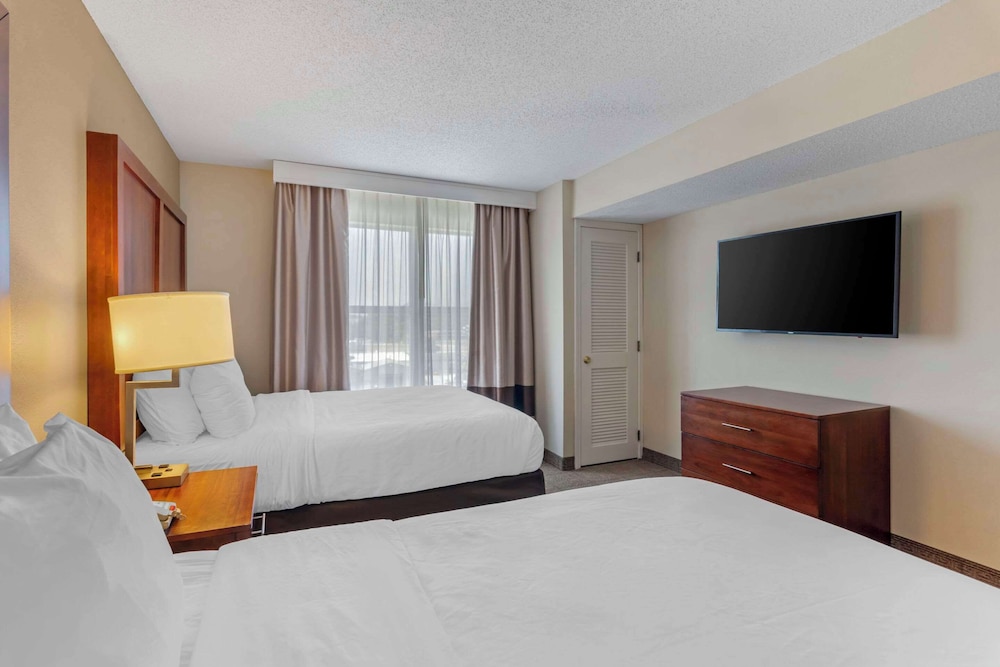 Suite, Multiple Beds, Non Smoking (2 Queen, 2 Person Sofa Bed) - Photo 2