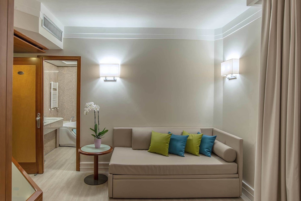 Luxury Suite, 1 King Bed with Sofa bed, Hot Tub photo 3
